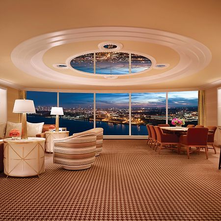 อองคอร์ บอสตัน ฮาร์เบอร์ Hotel เอเวอเรตต์ ภายนอก รูปภาพ The interior of a suite at Wynn
